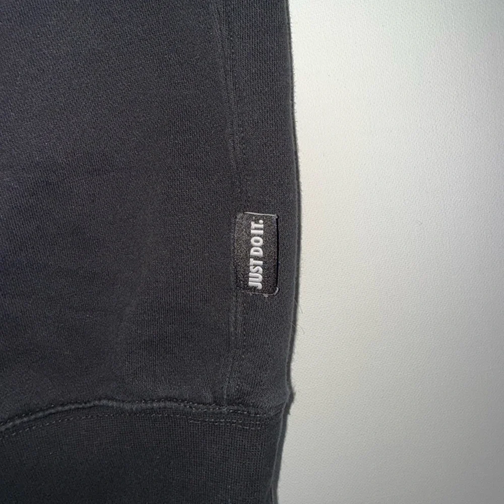 Nike Men’s Large Just Do It Crew Neck Sweatshirt Black - Picture 4 of 6